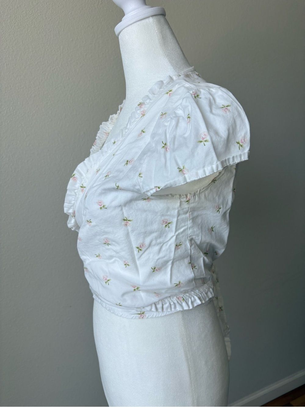 Brandy Melville White Wrap Crop Top with Pale Pink Rose Print 2 US - Picture 4 of 9